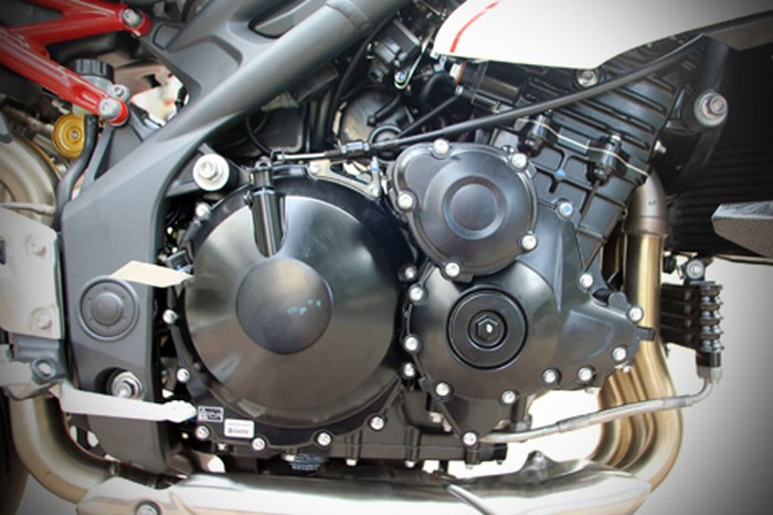 Triumph Speed Triple R sử dụng động cơ ba xi-lanh dung tích 1.050 phân khối.